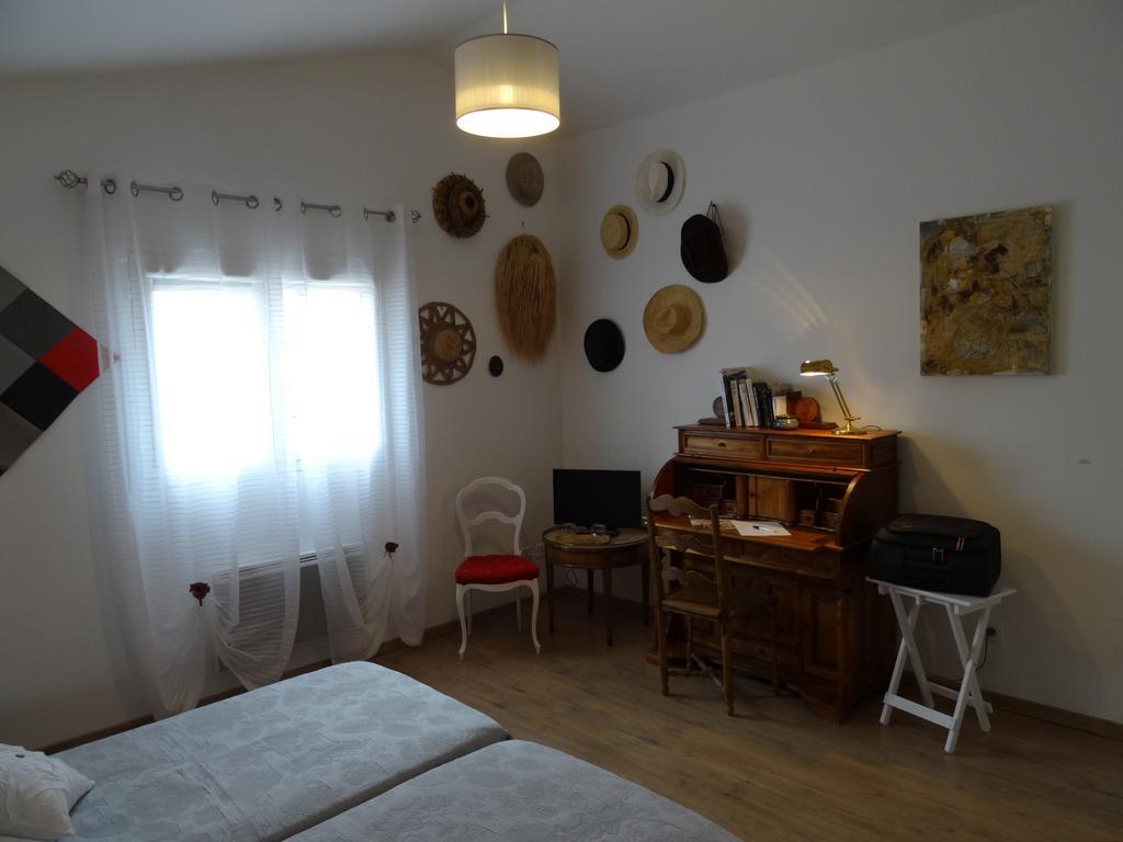 Une Chambre En Ville Savigneux  Exterior foto