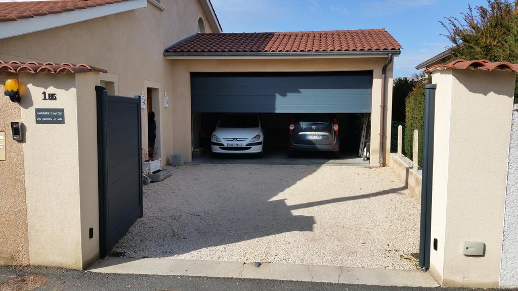 Une Chambre En Ville Savigneux  Exterior foto