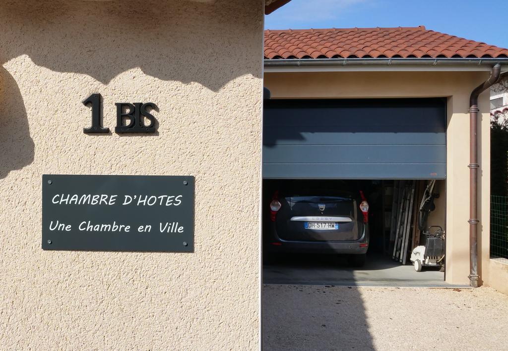 Une Chambre En Ville Savigneux  Exterior foto
